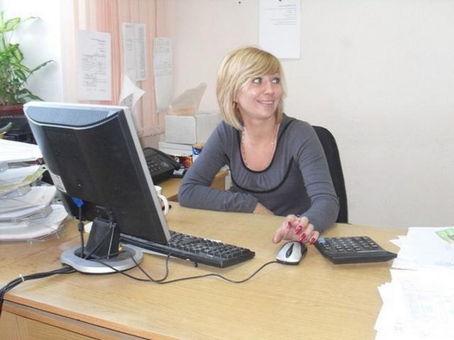 Сексуальная мамочка с маленькими сиськами показывает секс-гимнастику 5 фотка