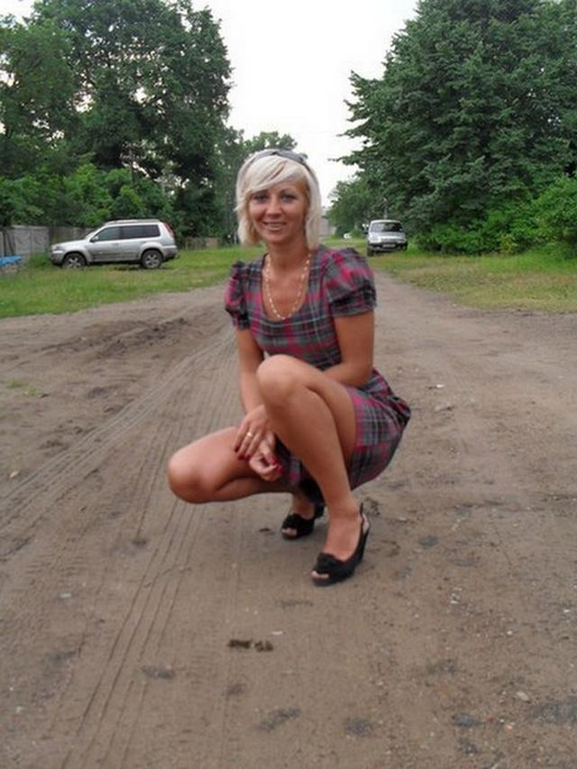 Сексуальная мамочка с маленькими сиськами показывает секс-гимнастику 4 фотка