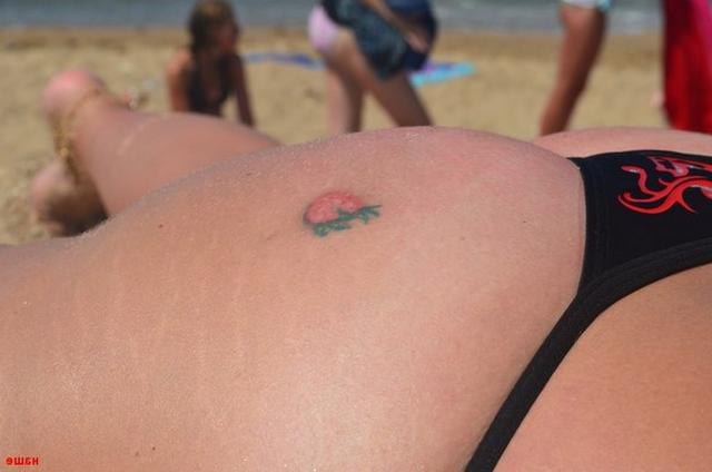 Жирная продавщица с большими сиськами отдыхает на пляже 2 фотка