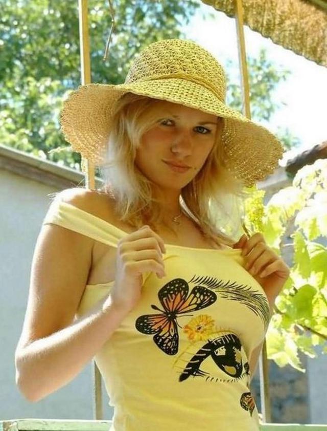 Молодая яркая блондинка демонстрирует себя в эротике 2 фотка