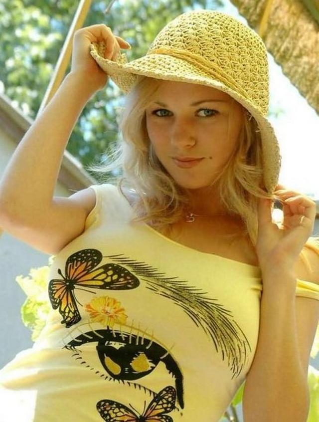 Молодая яркая блондинка демонстрирует себя в эротике 8 фотка