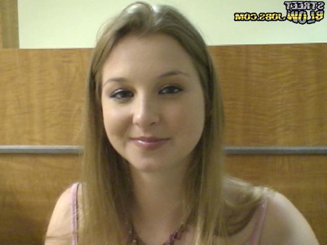 Молодая продавщица в трусиках сделала клиенту минет 6 фотка